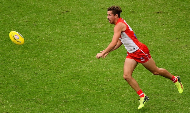 AFL 2018 Round 01 - West Coast v Sydney PERTH, AUSTRALIA - MARCH 25: Jake Lloyd of the Swans handpasses the ball during the 2018 AFL round 01 match between the West Coast Eagles and the Sydney Swans at Optus Stadium on March 25, 2018 in Perth, Australia. (Photo by Daniel CarsonAFL Media)